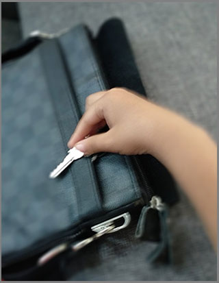 Kind nimmt Schlüssel aus Handtasche